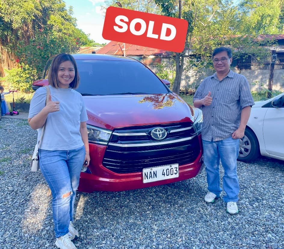 Maroon Toyota Innova photo