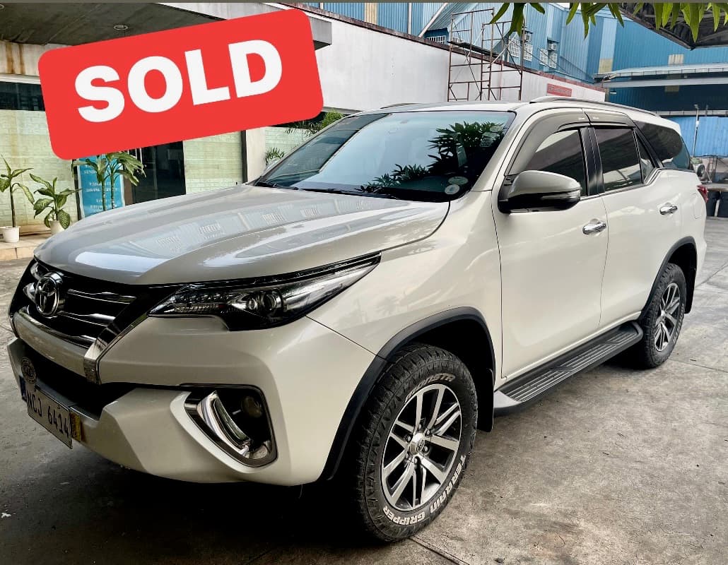 White Toyota Fortuner photo