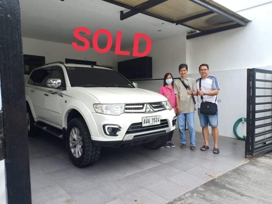 White Mitsubishi Montero Sport photo