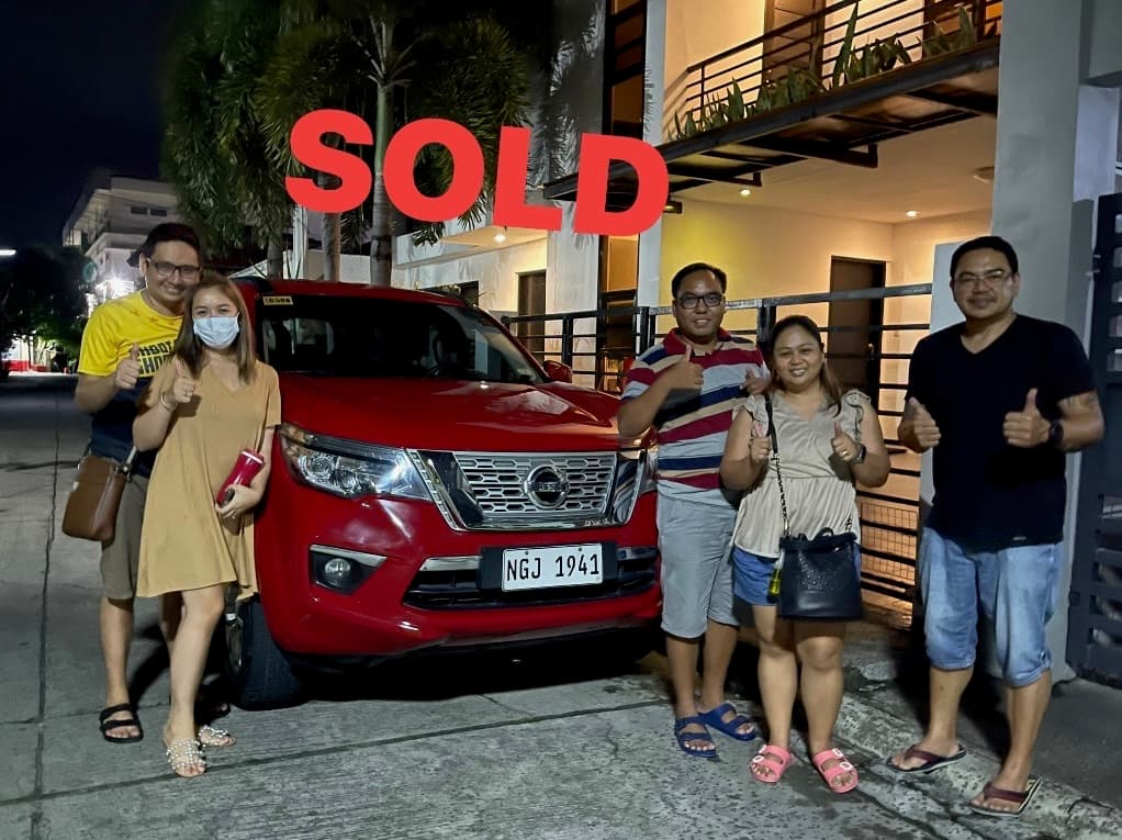 Red Nissan Navara photo