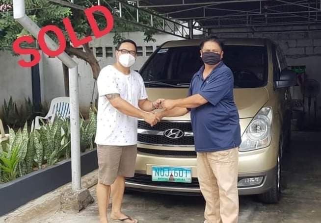 Silver Hyundai Grand Starex photo