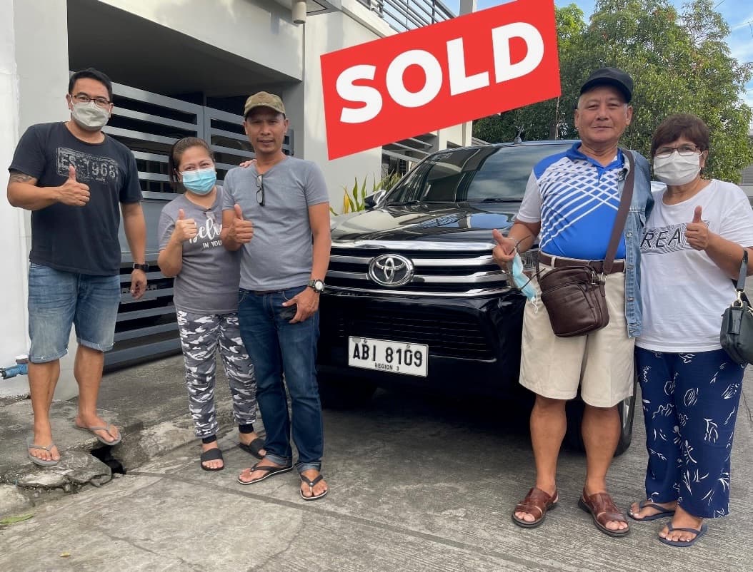 Black Toyota Innova photo