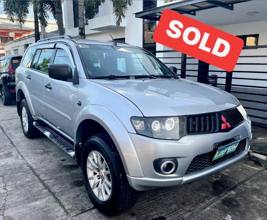 Silver Mitsubishi Montero Sport photo
