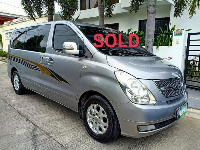 Silver Hyundai Grand Starex photo