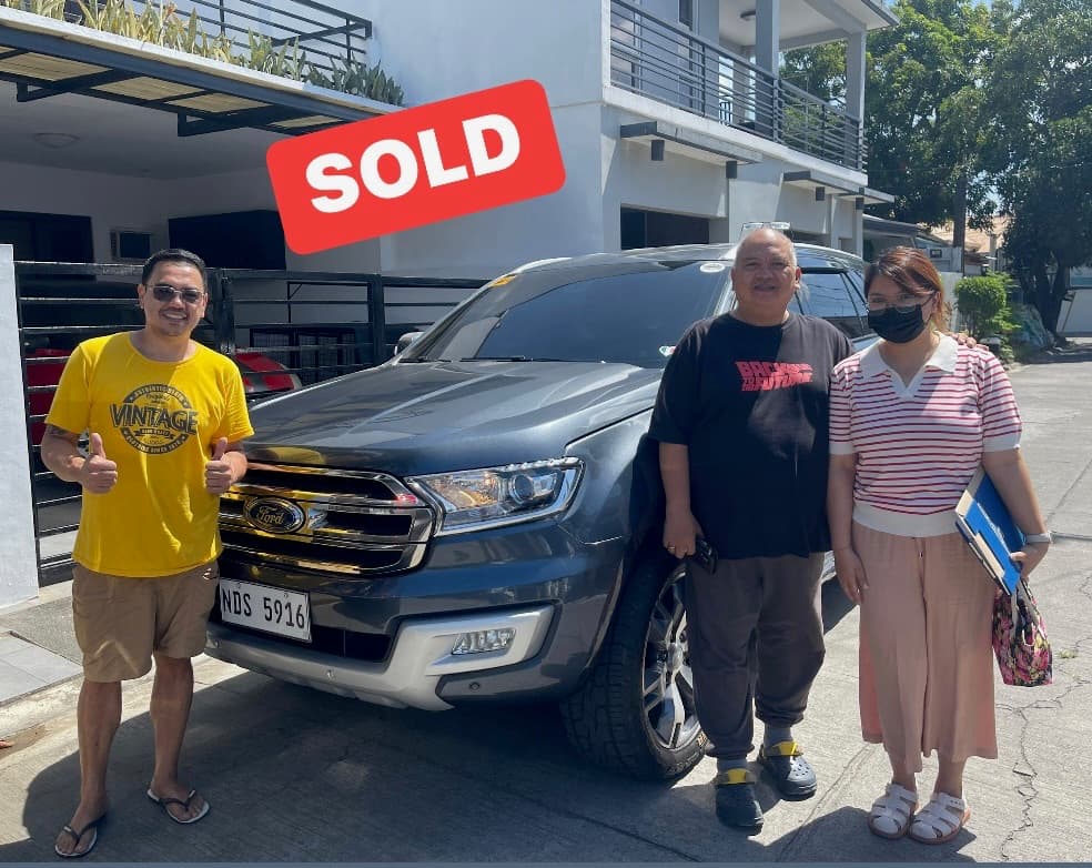 Black Ford Everest photo