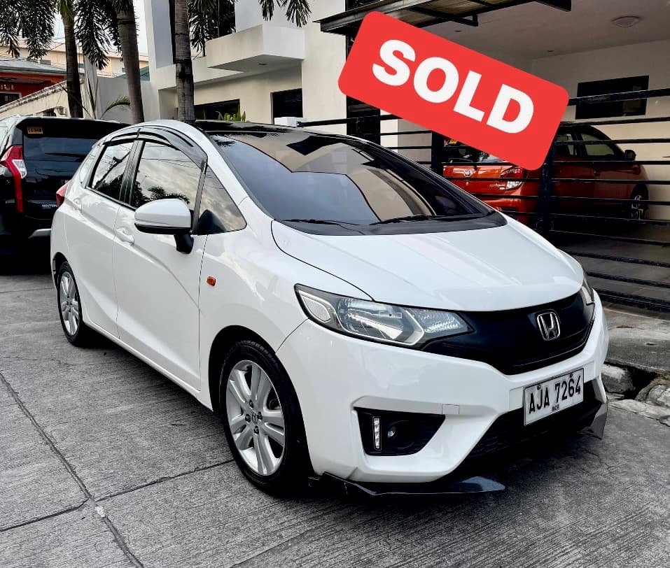 White Honda Jazz photo