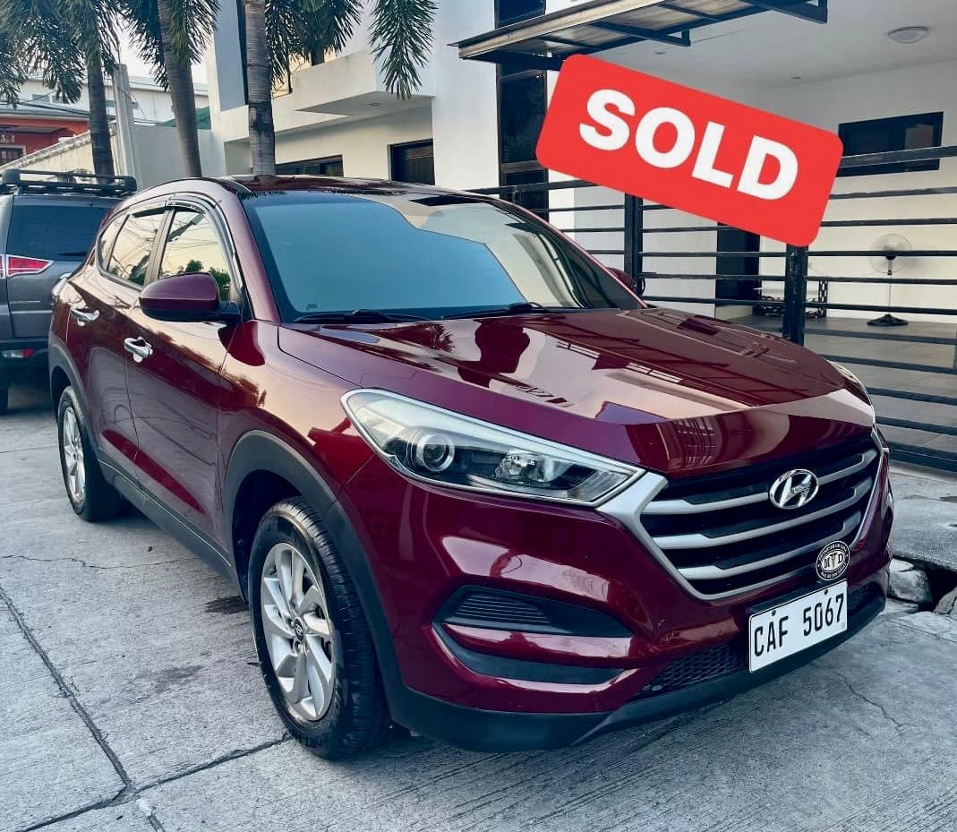 Maroon Hyundai Tucson photo