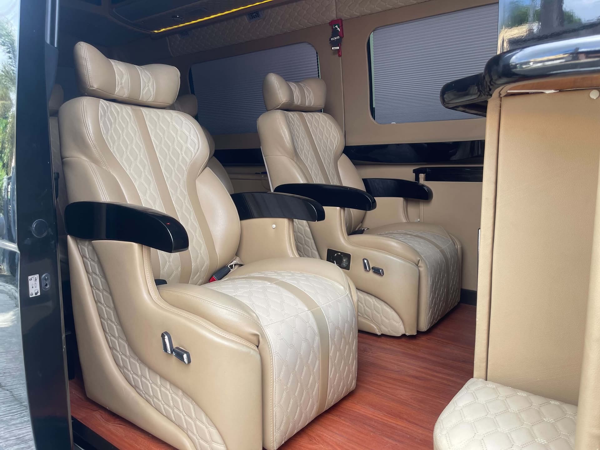2019 Hyundai H350 Customized 10-Seater — photo 1